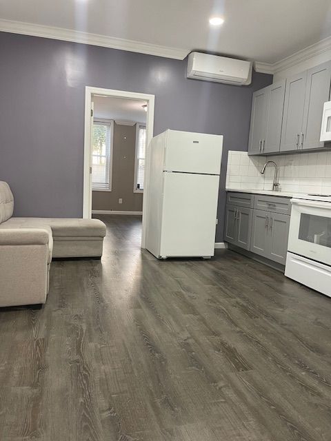 Building Photo - 1644 Mayflower Ave Rental