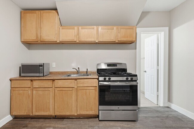 Building Photo - Updated 2-Bed 1-Bath Unit 9