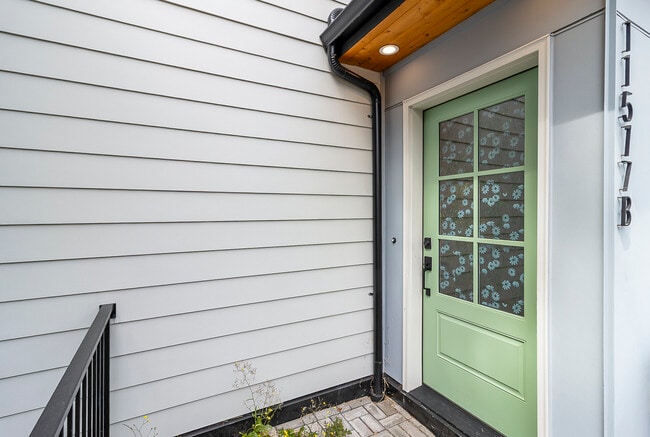Building Photo - 11517 5th Ave NE Unit B