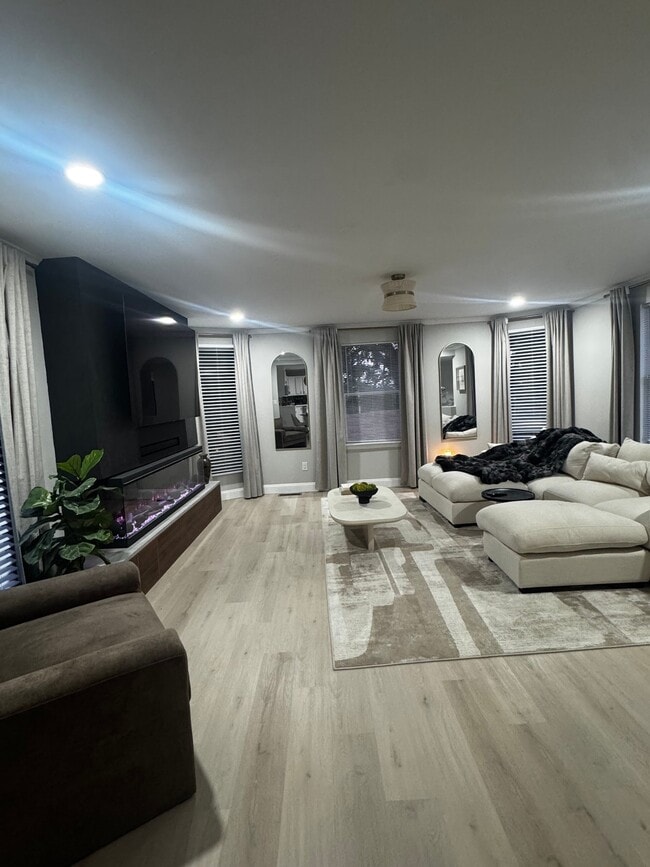 1158 Custer Dr