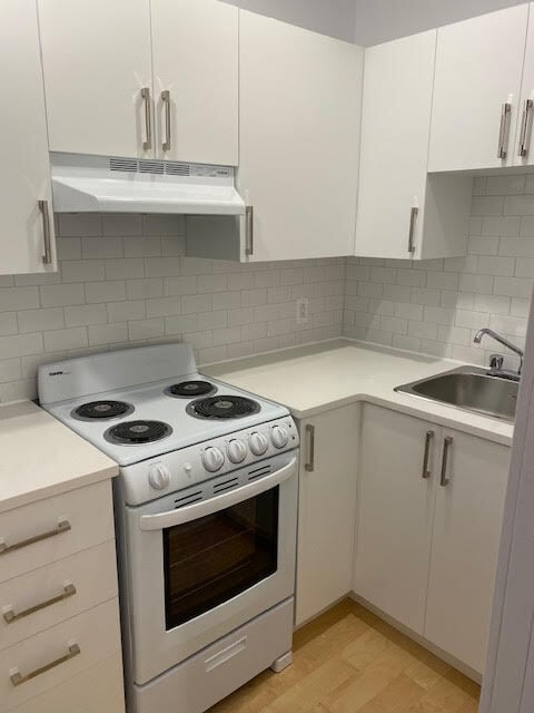 Building Photo - 5491 Av. Victoria Unit 227