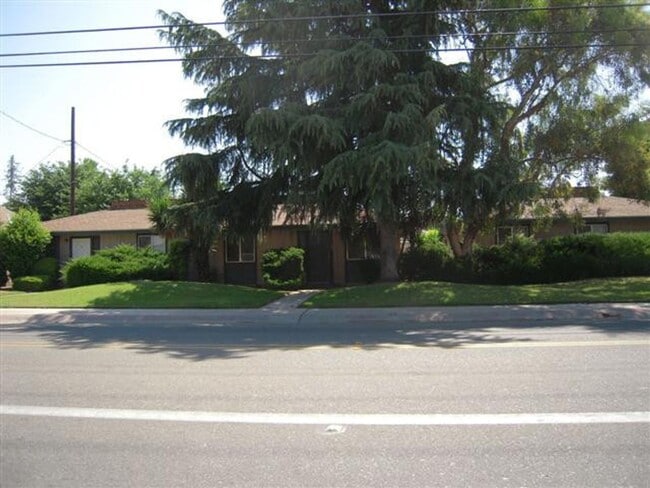 Building Photo - 1134-1140 Chinowth / 4030-4036 Tulare Unit 1134 S. Chinowth