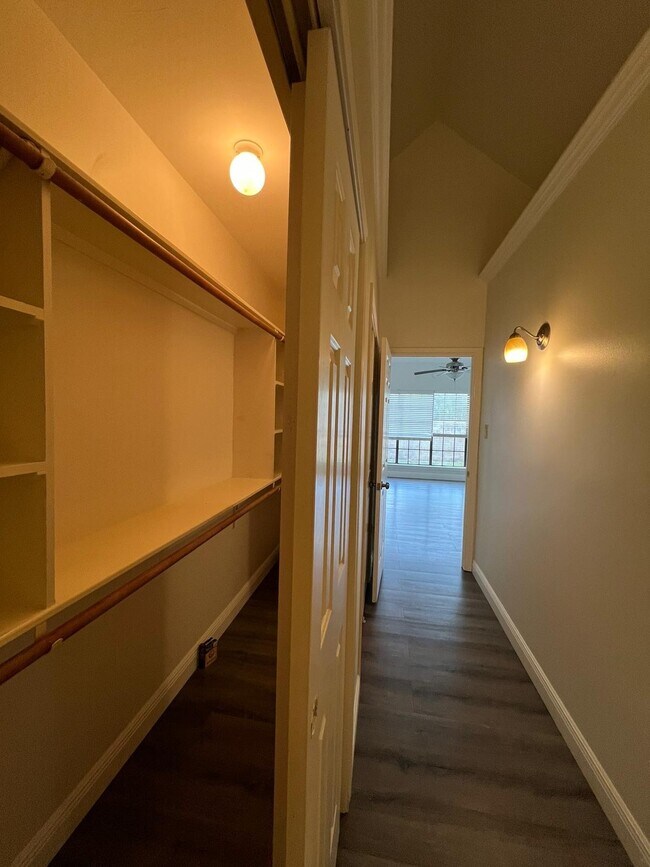 Photo - 6990 Oakwood Park
