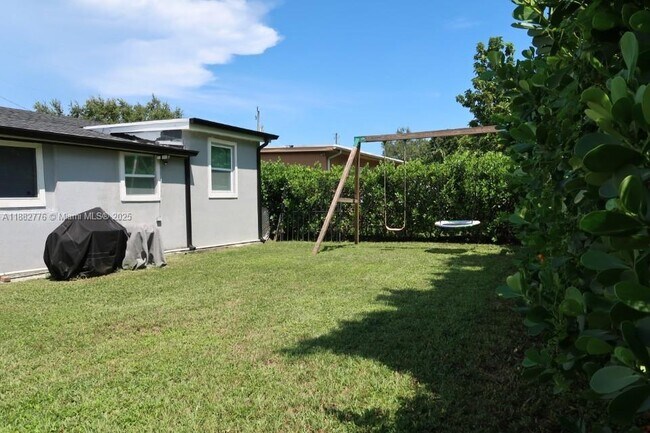 Building Photo - 1336 NW 38th St Unit 1 Rental