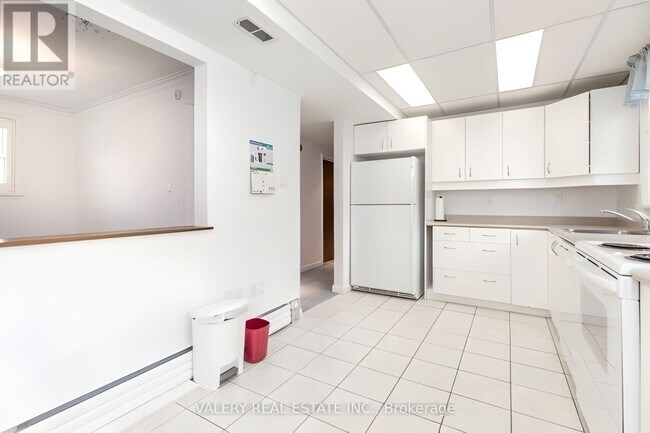Photo - 47 Ranleigh Ave Unit 201
