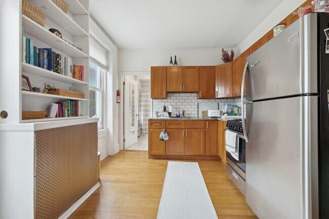 Photo - 243 MONTGOMERY St