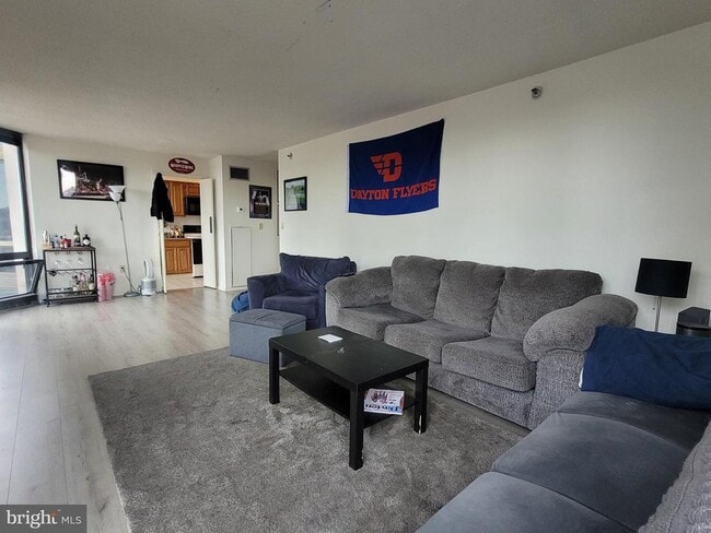 Building Photo - 2020 Walnut St Unit 22H