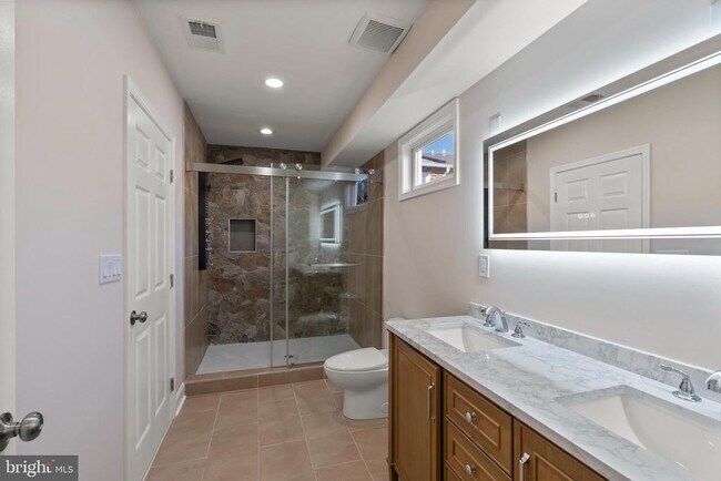 Photo - 919 Stiles St