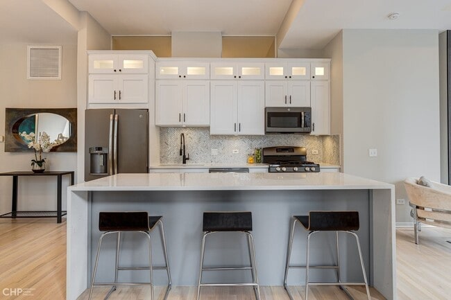 Center Island & Kitchen - 208 W Washington St Unit #1411