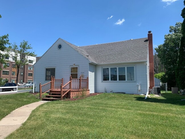 Building Photo - 5 Bedroom Across from NDSU!!
