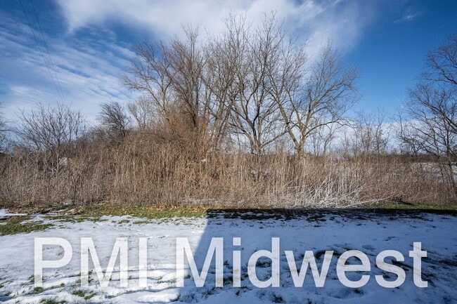 Photo - "Charming 2-Bedroom Retreat with 800 Sq. Ft. of Comfort in New Palestine!" Unidad 13