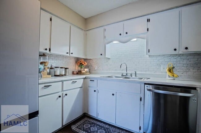 Photo - Charming 3 Bedroom, 2 Bath Home! Enjoy a c...