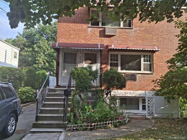 Building Photo - 206-61 45th Dr Unit 1st Fl Rental