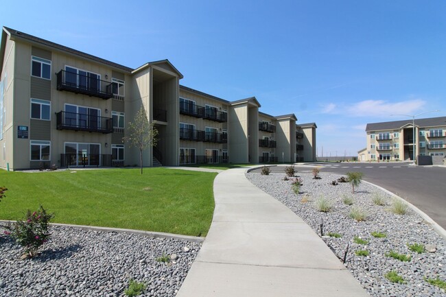 Building Photo - 3 bedroom, 2 bath in apartment home in Oth... Unit A201