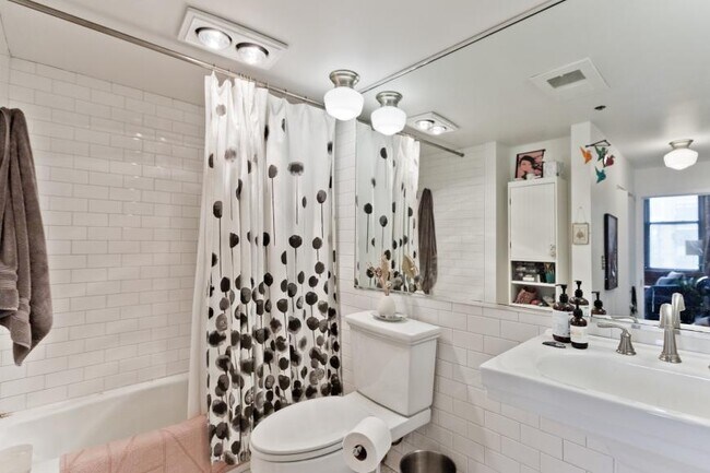 Photo - 1 bedroom in Chicago IL 60607 Unit 212