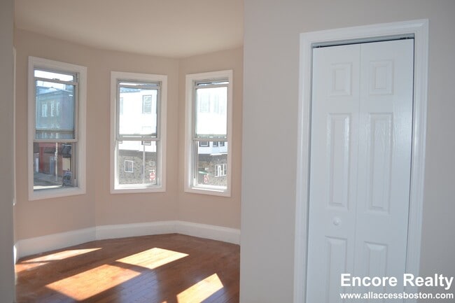 Building Photo - 241 Maverick St Unit 2