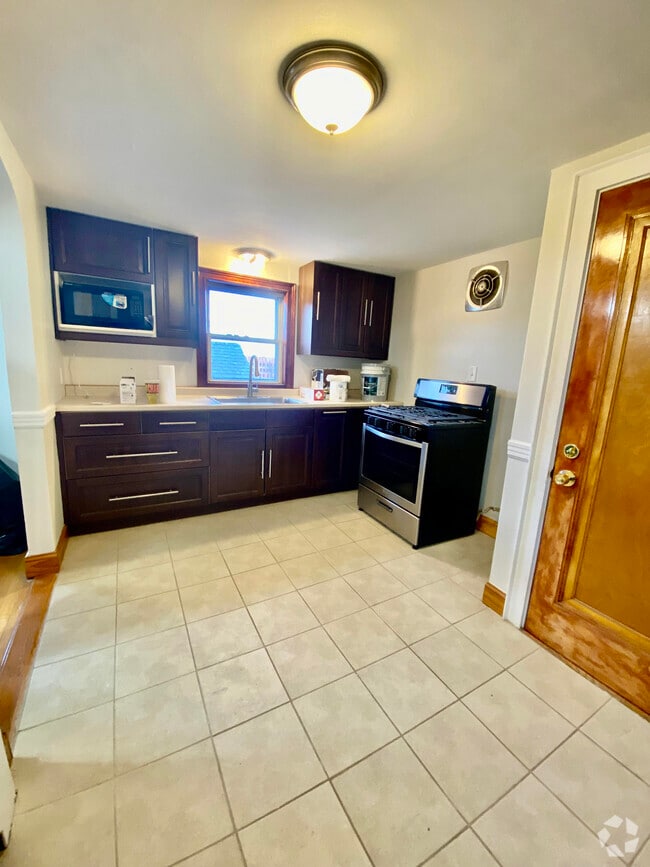 Building Photo - 48 Dimmock St Unit B Rental