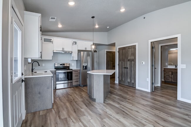 Building Photo - 4223 Jeffers Rd Unit 402
