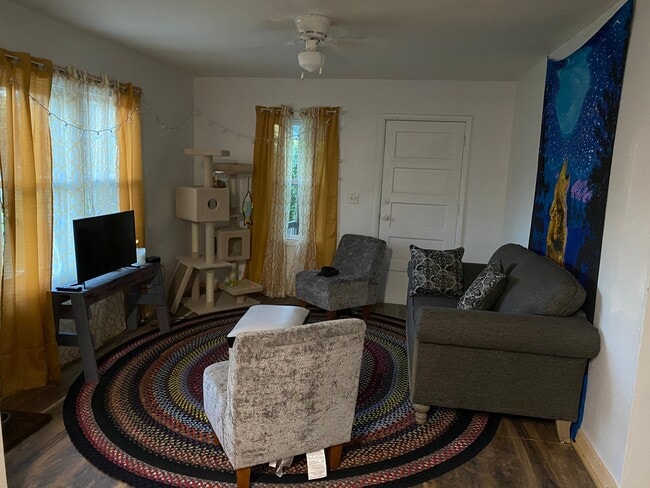 Photo - 207 Poplar St