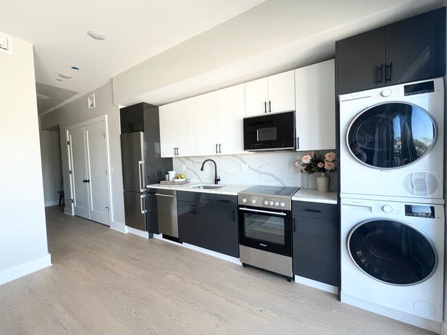 Photo - 872 Broadway