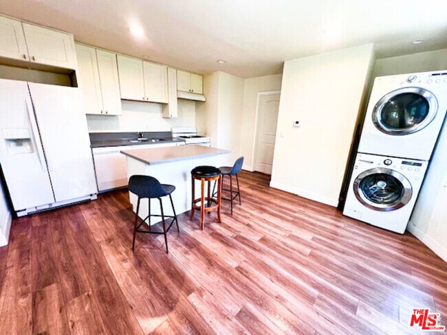 Building Photo - 1838 Marine Ave Rental