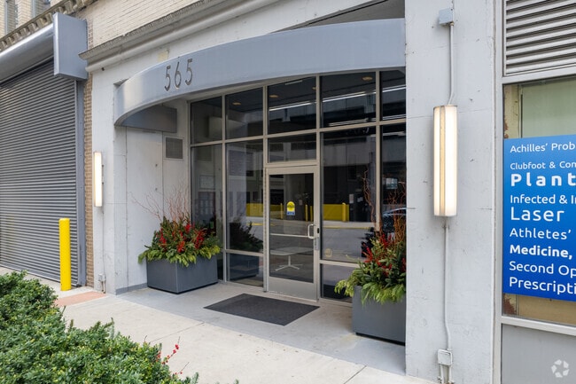 564 W Jackson Blvd Entrance - Quincy 565