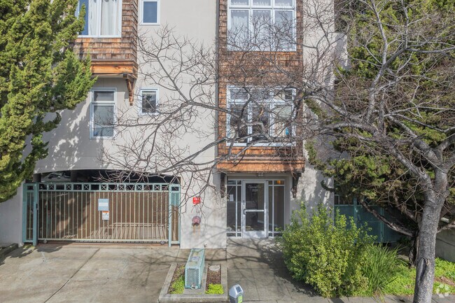 Entrada - 2029 Channing Way