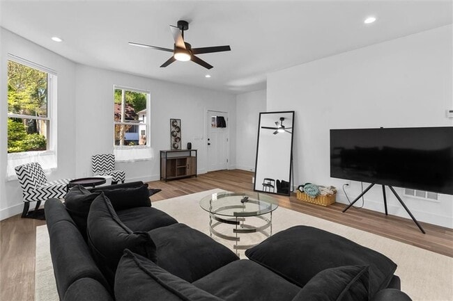 Photo - 598 Formwalt St SW