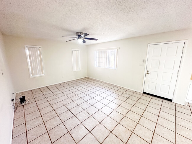 Photo - 173 W 27th Pl Casa Adosada