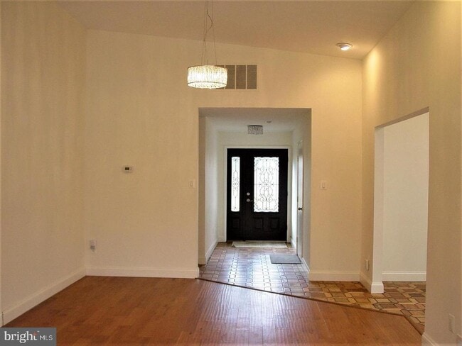 Photo - 2537 Oakhampton Pl