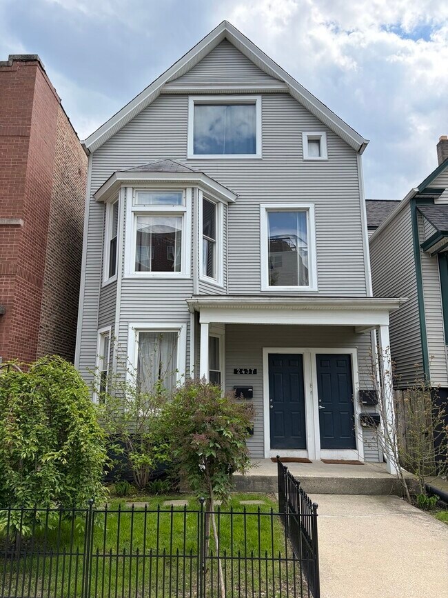 Building Photo - 2437 W Ainslie St Unit 1F