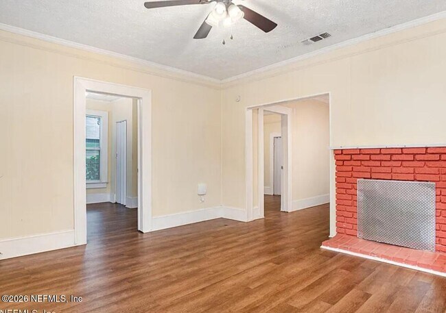 Photo - 940 Glencarin St