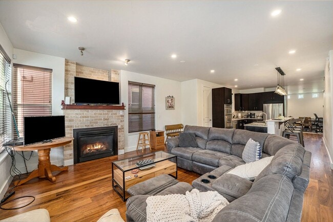 3315 W Hayward Pl