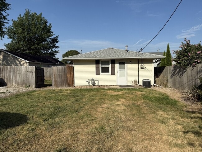 Building Photo - Small home in Tremont