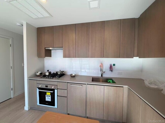 Building Photo - 131-02B 40th Rd Unit 7R