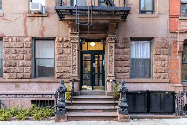 Entrance - 25 Leroy St