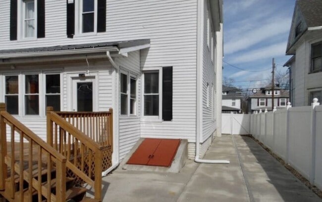 Photo - 211-213 Montgomery Avenue Unidad 211