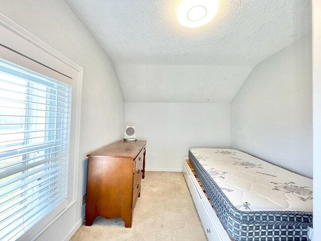 Photo - 252 Vine St S Unit 1 Room 3