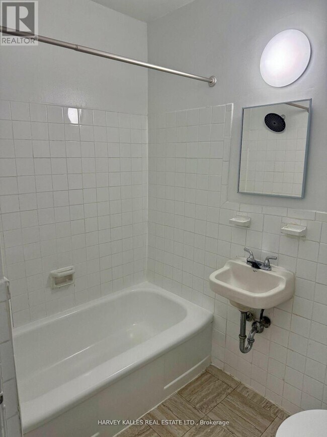 Photo - 1582 Bathurst St Unité 203