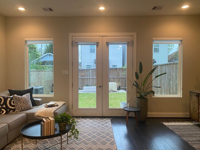 Photo - 2413 Chapman St