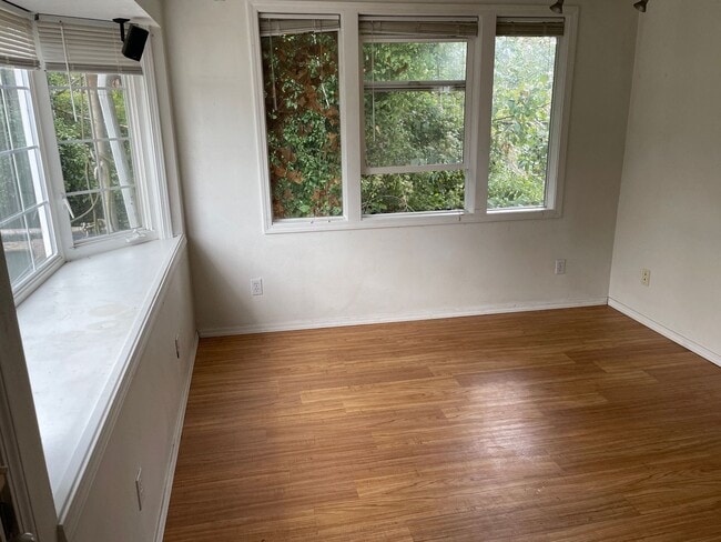 Photo - West Seattle - Cute Pigeon Point Open 1 Be...