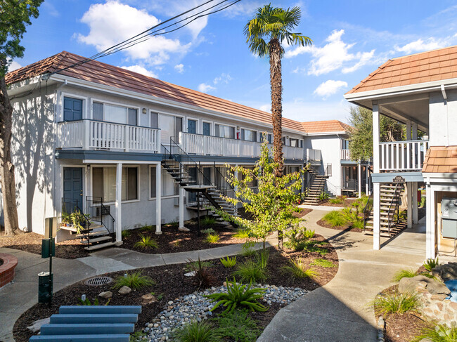 Del Coronado Apartments - Del Coronado Apartments