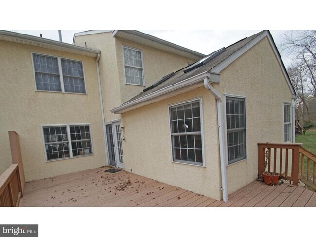 Building Photo - 727 Locust Ln Rental