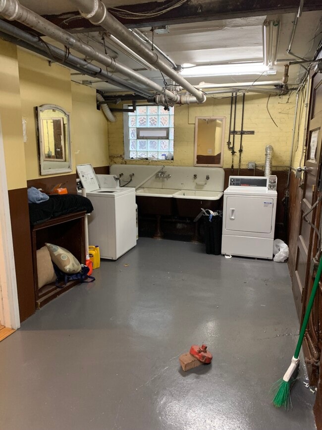 loyolaleasing.com - 6438 N Lakewood Ave Unit 3