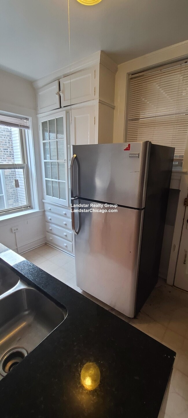 Building Photo - 4518 N Wolcott Ave Unit 3B