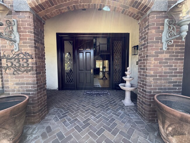 533 E Sierra Madre Ave