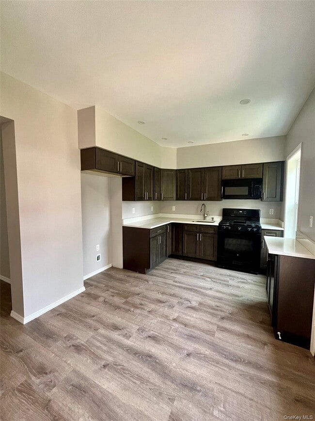 6 E 2nd St