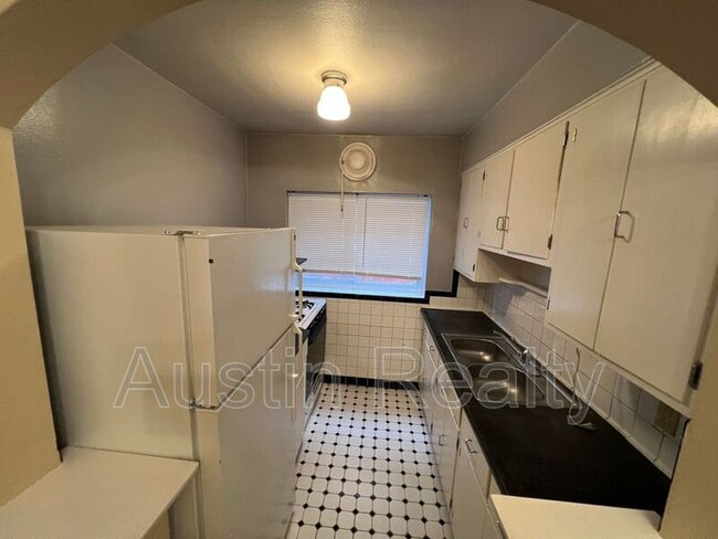 Photo - 5834 Nottingham Ave Unit 1e