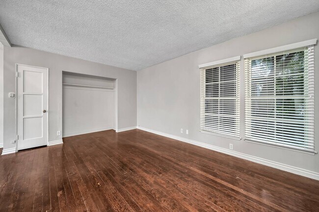 Sala de estar - 1350 N Havenhurst Dr