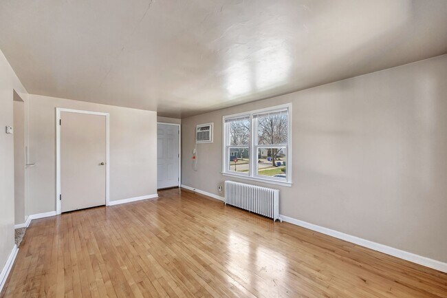Photo - Charming 1-Bedroom Lower Apartment — West Side Green Bay Unidad 02